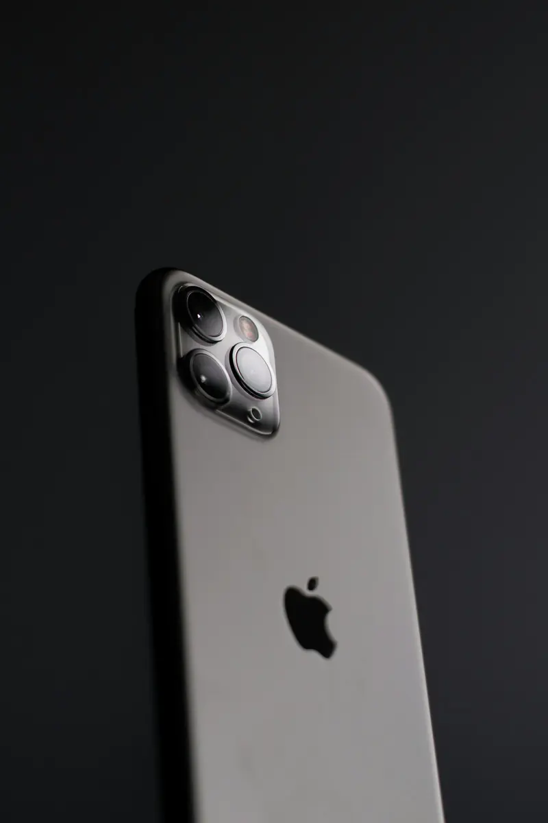 iPhone 11 Pro recondicionado em fundo escuro