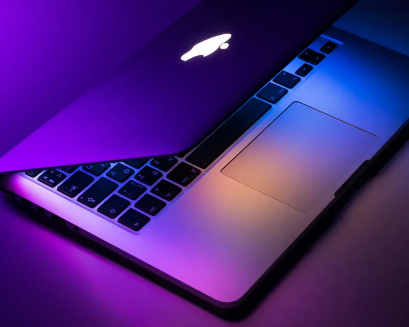 MacBook Pro recondicionado em iluminação ambiente